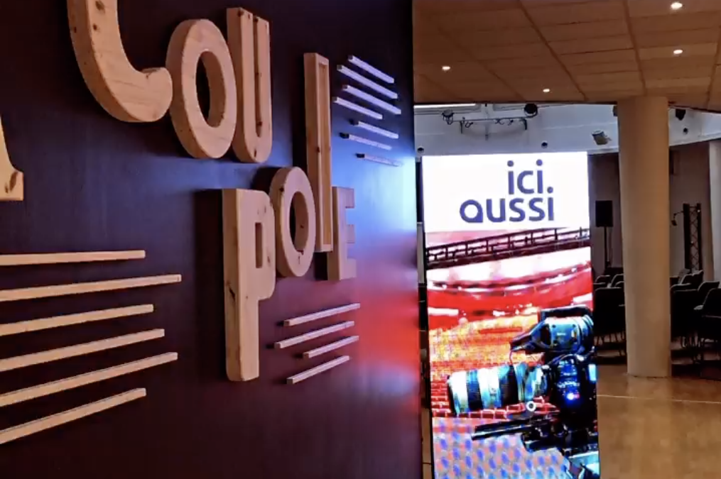 Ici aussi – kakémono digital