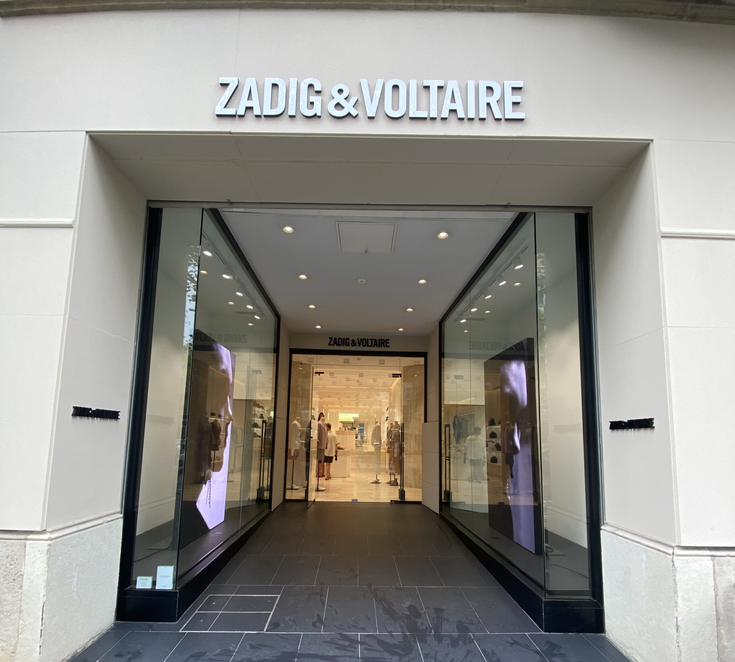 Deux écrans LEDs vitrine Zadig&Voltaire à Barcelone